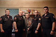 В Москве сотрудники Росгвардии поздравили ветерана с 96-летием