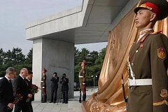 Делегация МЧС России почтила память героев в КНДР