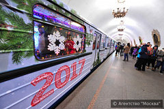 В метро запустили новогодний поезд