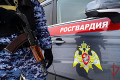 Московские росгвардейцы оказали помощь прохожему с подозрением на сердечный приступ